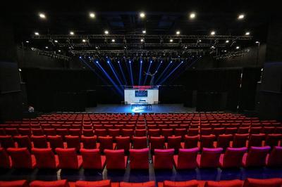 杭州懷德藝術中心啟幕，經典話劇《驢得水》助陣，拓展演出及經紀業務